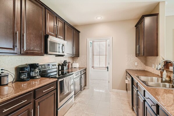 Refrigerador, microondas, horno y lavavajillas 