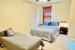 3 bedrooms, desk, WiFi, bed sheets