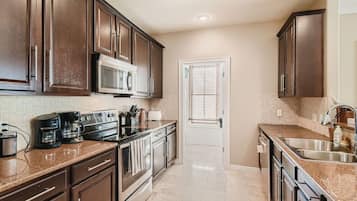 Refrigerador, microondas, horno y lavavajillas