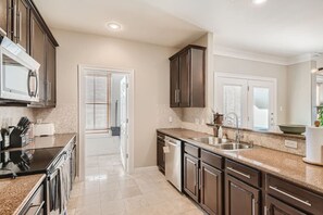 Kylskåp, mikrovågsugn, ugn och diskmaskin