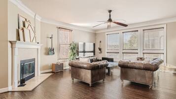 Televisión y chimenea