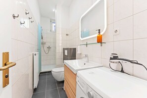 Bruser, hårtørrer, håndklæder, Toiletpapir