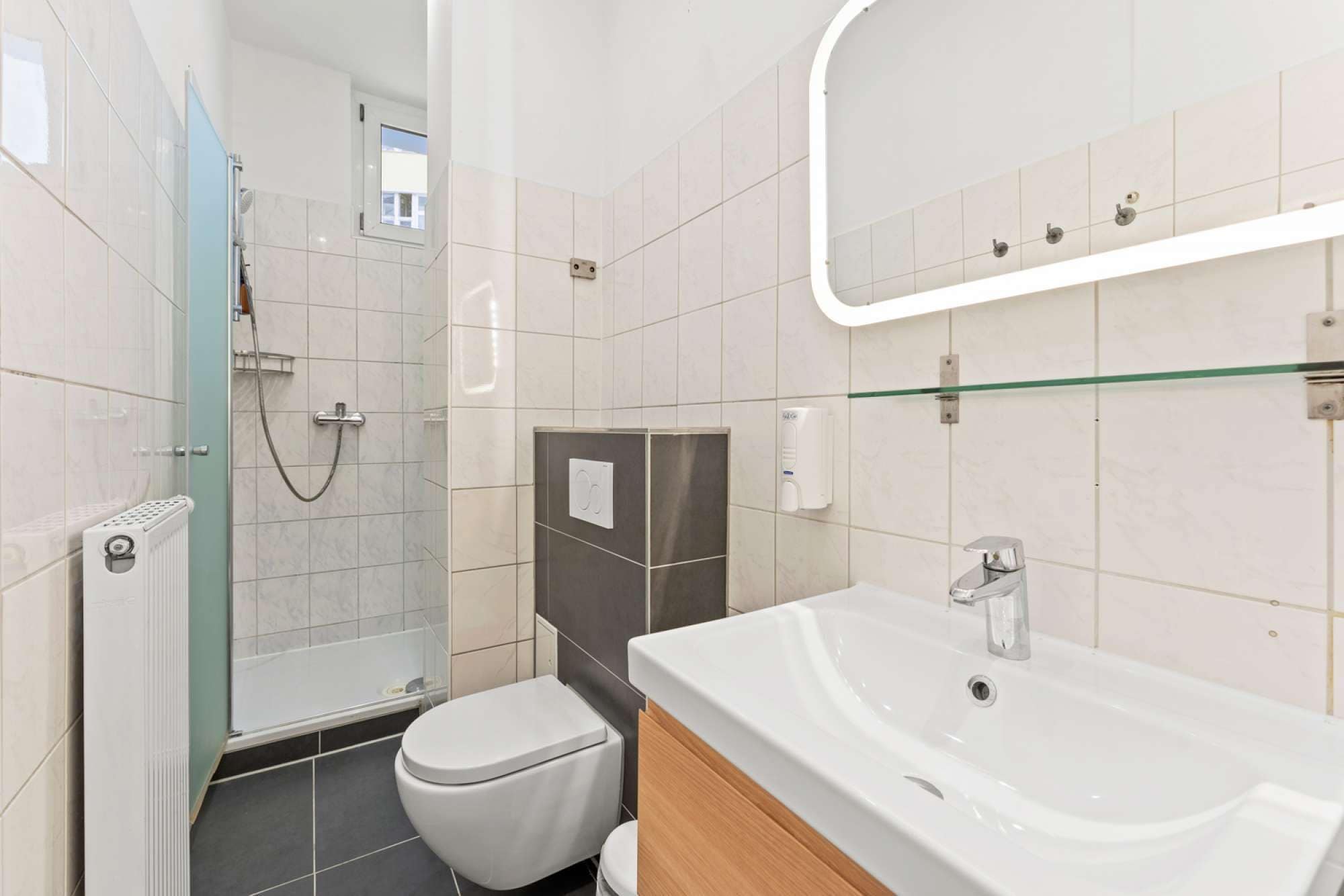 Een douche, een haardroger, handdoeken, toiletpapier