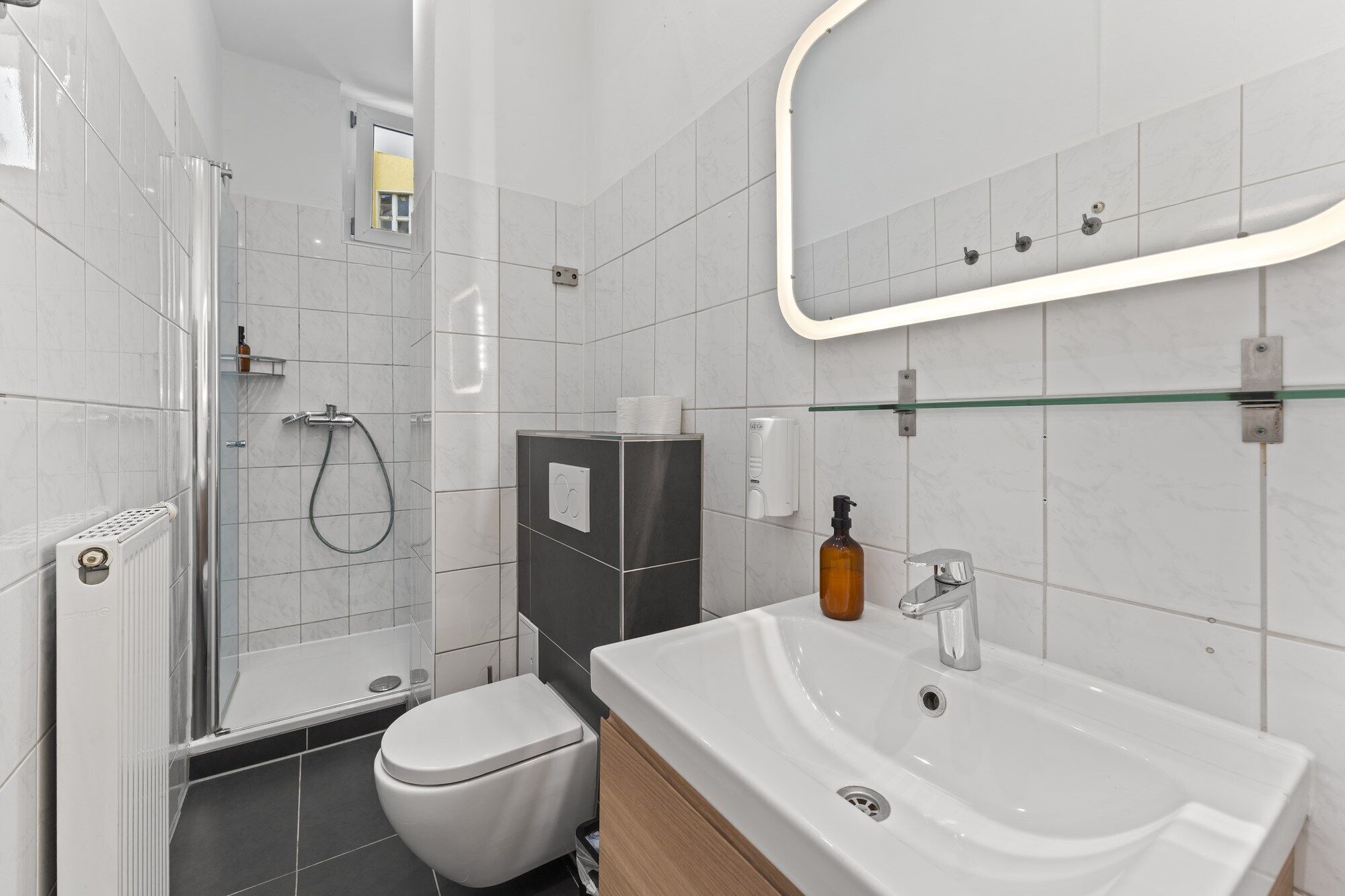 Ducha, secador de pelo, toallas, papel higiénico