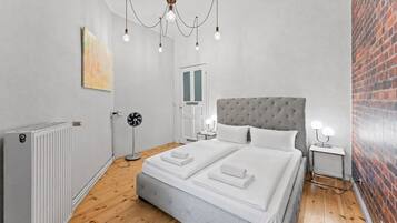 3 habitaciones, tabla de planchar con plancha, wifi y ropa de cama