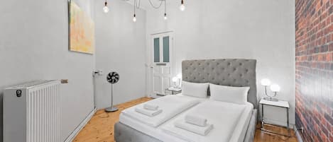 3 habitaciones, tabla de planchar con plancha, wifi y ropa de cama