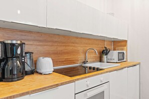 Kühlschrank, Mikrowelle, Ofen, Herdplatte