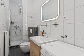 Dusche, Haartrockner, Handtücher, Toilettenpapier