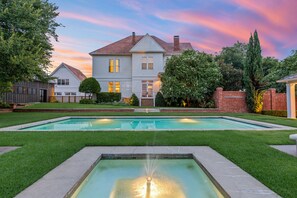 Outdoor pool - Historical home in downtown Waco built to host the dreamiest stay! (Waco)