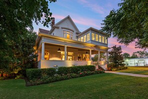 Exterior - Historical home in downtown Waco built to host the dreamiest stay! (Waco)
