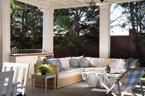 Terrace/patio - Historical home in downtown Waco built to host the dreamiest stay! (Waco)