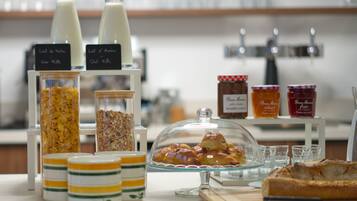 Un bufé de desayuno con diferentes alimentos y salsas.