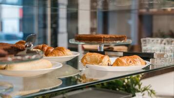 Sarapan Eropah setiap hari (EUR 10 seorang)