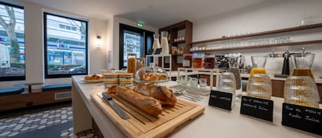 Petit déjeuner continental (7 EUR par personne)