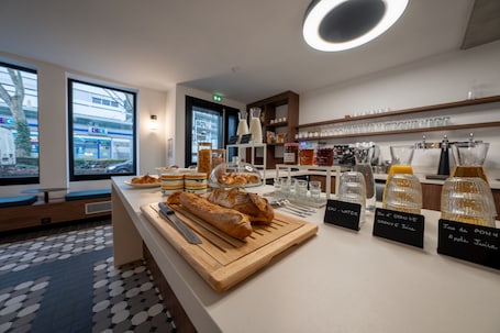 Desayuno continental diario (EUR 10 por persona)