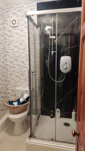 Dusche, Handtücher, Seife, Shampoo
