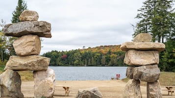 Nära stranden och solstolar