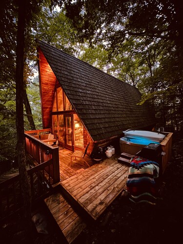 Magical TreeHouse I Hot Tub, Fireplace, Pets OK