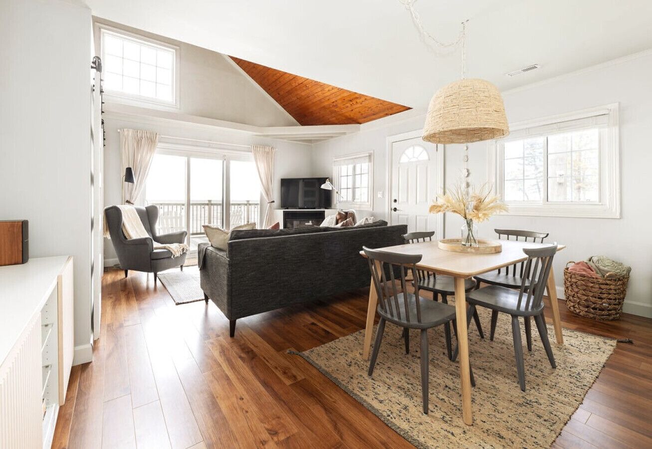 Smart TV, chimenea, libros y biblioteca musical 