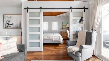 3 bedrooms, desk, iron/ironing board, travel crib