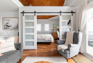 3 habitaciones, escritorio y tabla de planchar con plancha 