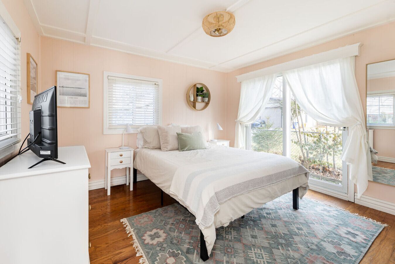 3 chambres, bureau, fer et planche à repasser, lit de bébé portatif