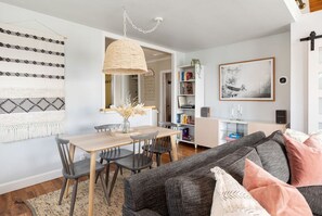 TV connectée, cheminée, livres, médiathèque