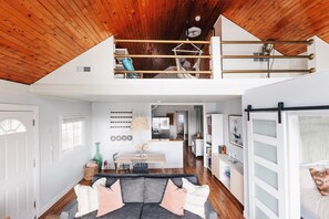 Smart TV, fireplace, books, music library - Lakefront Getaway | Hot Tub, Fire Pit & Sunsets (Selkirk)