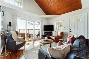 Smart TV, fireplace, books, music library - Lakefront Getaway | Hot Tub, Fire Pit & Sunsets (Selkirk)