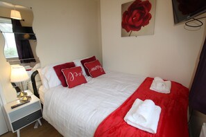 Casa | 5 dormitorios, cortinas opacas, tabla de planchar con plancha