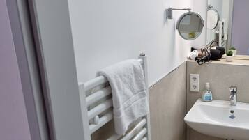 Shower, hair dryer, towels