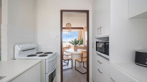 Kylskåp, mikrovågsugn, ugn och spishäll