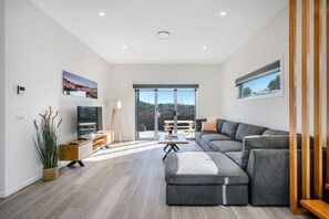 TV, offices - NEW Villa 9-10 Mins to CBD/Airpor-2 Bath-Sleeps 6. (Warrane)