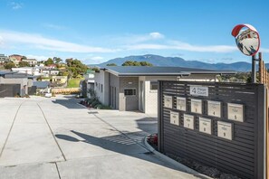 Property grounds - NEW Villa 9-10 Mins to CBD/Airpor-2 Bath-Sleeps 6. (Warrane)