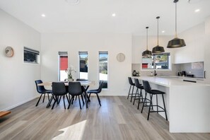 Dining - NEW Villa 9-10 Mins to CBD/Airpor-2 Bath-Sleeps 6. (Warrane)