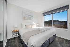 3 bedrooms, iron/ironing board, travel cot, WiFi - NEW Villa 9-10 Mins to CBD/Airpor-2 Bath-Sleeps 6. (Warrane)