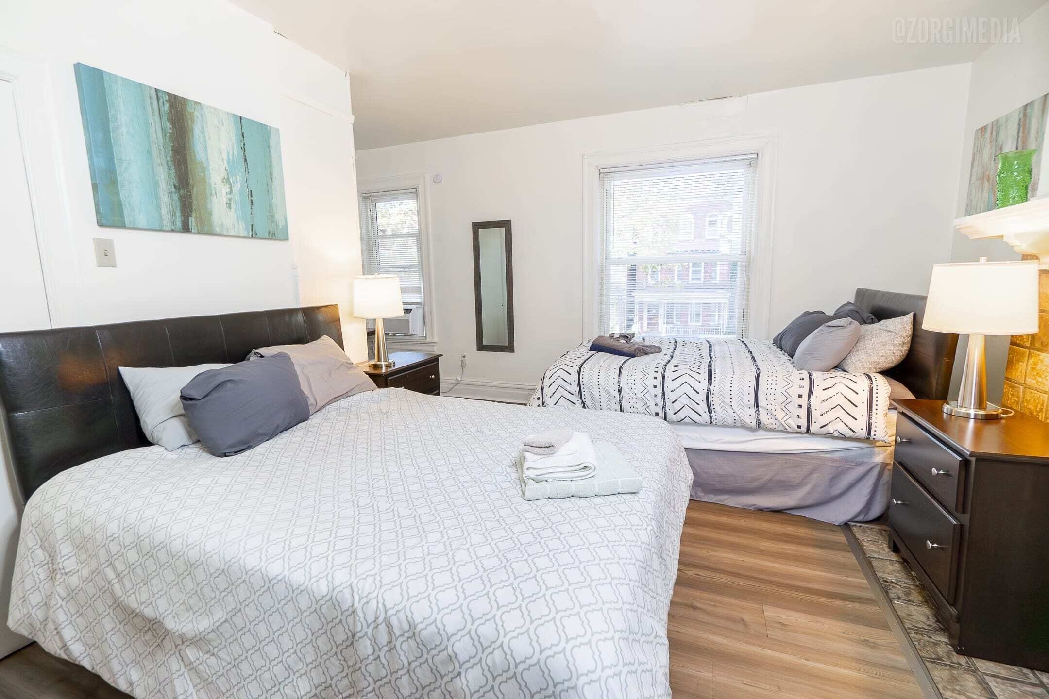 1 habitación, escritorio, tabla de planchar con plancha y cuna de viaje 