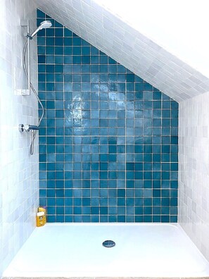 Een douche, een bubbelbad, een haardroger, handdoeken