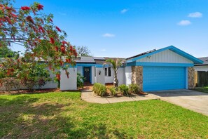 Exterior - Spacious Family Home w/ Pool -Close to Everything (Palm Harbor)