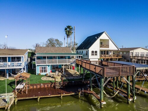 All Decked Out - Spacious Home with Fabulous River Views