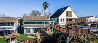 All Decked Out - Spacious Home with Fabulous River Views