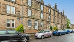 A row of terraced houses with a street in front. - Modern Stylish Apartment with central access (Perth)