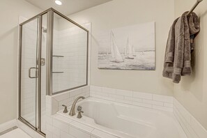 Dusche, Whirlpool, Haartrockner, Handtücher