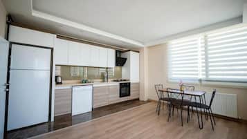 Full-size fridge, oven, stovetop, dishwasher