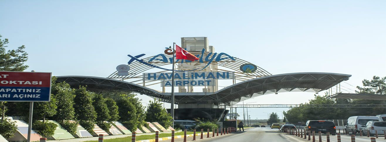 L'entrée de l'aéroport de Havalimanı, avec une grande enseigne et un drapeau.