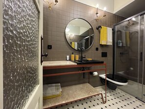 Douche, sèche-cheveux, serviettes fournies, savon