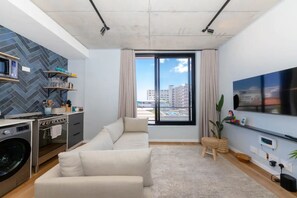 Basic-Studio, 1 Queen-Bett | Wohnbereich | Fernseher