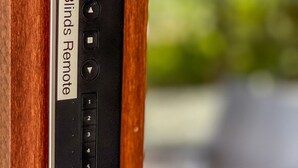 Panel de control para persianas con la etiqueta 'Blinds Remote'.