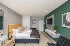 Basic Studio, 1 Queen Bed | 1 bedroom, laptop workspace, iron/ironing board, bed sheets - Stylish and Modern Studio in the Beachfront (Cape Town)