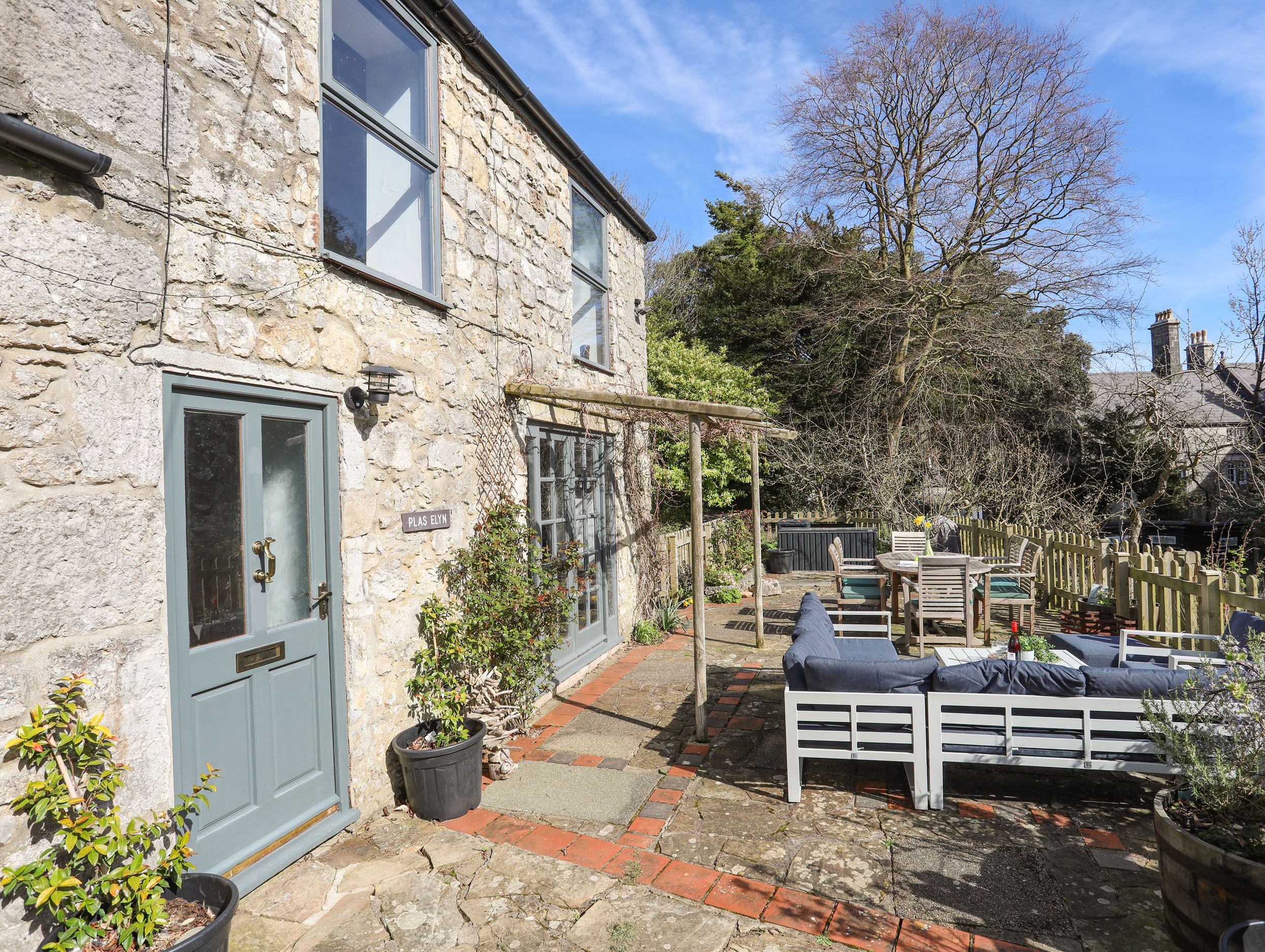 Cottage | Outdoor dining